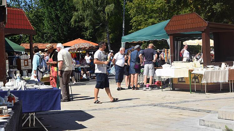 Buntes Treiben von Sammlern und Neugierigen in Bad Rodach.