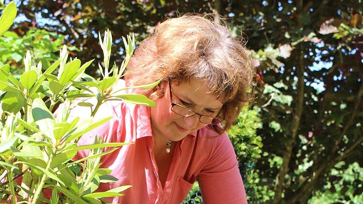 Mit den Händen löst Damaris Schmitt die "Grasbutzen" - wie sie in Ludwigsstadt genannt werden - und legt diese umgedreht wieder auf die Erde. So gibt sie ihrem Beet eine neue Form. Fotos: Lisa Kieslinger