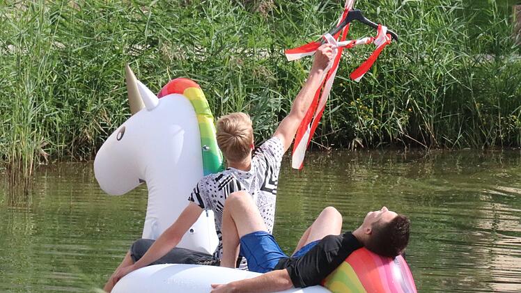 Beim zweiten Durchgang durfte nur mit den Händen gepaddelt werden, danach musste ein Kleiderbügel geschnappt werden. Foto: Johanna Blum