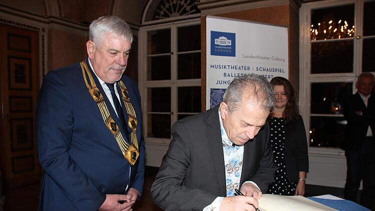 Günther Sigl träft sich ins Goldene Buch der Stadt Coburg ein.Oliver Schmidt