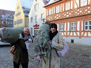 Höchstadter Powerfrauen schultern ihre Bäume selbst: Nicole Sandel vom Nagelstudio Noblesse (links) und Sandra Müller vom Avoria Store (Dampfer-Lädla)Evi Seeger
