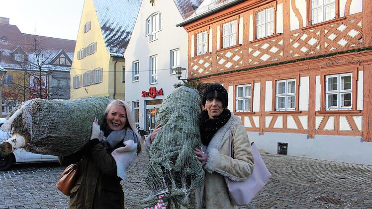 Höchstadter Powerfrauen schultern ihre Bäume selbst: Nicole Sandel vom Nagelstudio Noblesse (links) und Sandra Müller vom Avoria Store (Dampfer-Lädla)Evi Seeger