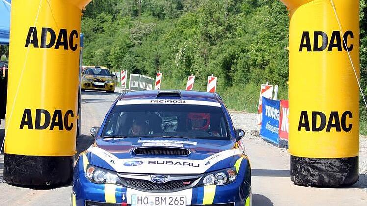 Vom Rallyezentrum, der Schwedenberghalle Elfershausen, starteten die Teams zur "6. ADAC Toyo Tires Rallye Fränkisches Weinland Hammelburg".Karlheinz Franz