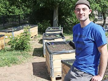 Die Anfänge des Urban Gardening in Forchheim 2015: Stefan Först, einer der freiwilligen Helfer beim Urban Gardening in Forchheim, sitzt auf einem der grünenden Hochbeete. Heute: Katinka Uebel vom Stadtgarten auf der Roten Mauer hat nun zudem offenbar einen Acker gefunden, der in Gartenparzellen zum gemeinsamen Bewirtschaften aufgeteilt werden könnte. Foto: Barbara Herbst/Archiv