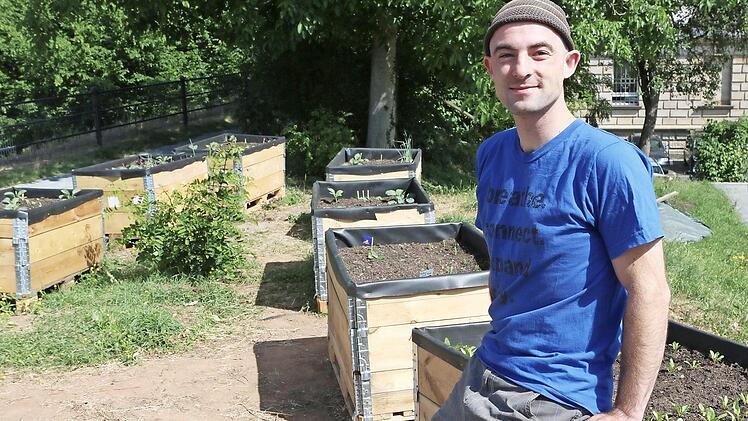 Die Anfänge des Urban Gardening in Forchheim 2015: Stefan Först, einer der freiwilligen Helfer beim Urban Gardening in Forchheim, sitzt auf einem der grünenden Hochbeete. Heute: Katinka Uebel vom Stadtgarten auf der Roten Mauer hat nun zudem offenbar einen Acker gefunden, der in Gartenparzellen zum gemeinsamen Bewirtschaften aufgeteilt werden könnte. Foto: Barbara Herbst/Archiv