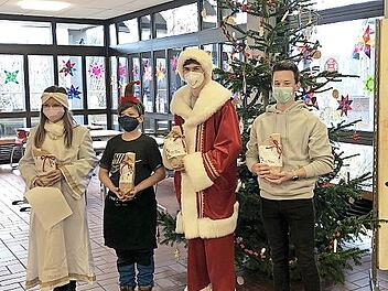 Die Siegmund-Loewe-Schule hat an der Weihnachtsaktion „Geschenk mit Herz“ teilgenommen. Dabei kamen 128 Weihnachtspäckchen und eine Spende von 200 Euro zusammen.