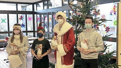 Die Siegmund-Loewe-Schule hat an der Weihnachtsaktion „Geschenk mit Herz“ teilgenommen. Dabei kamen 128 Weihnachtspäckchen und eine Spende von 200 Euro zusammen.