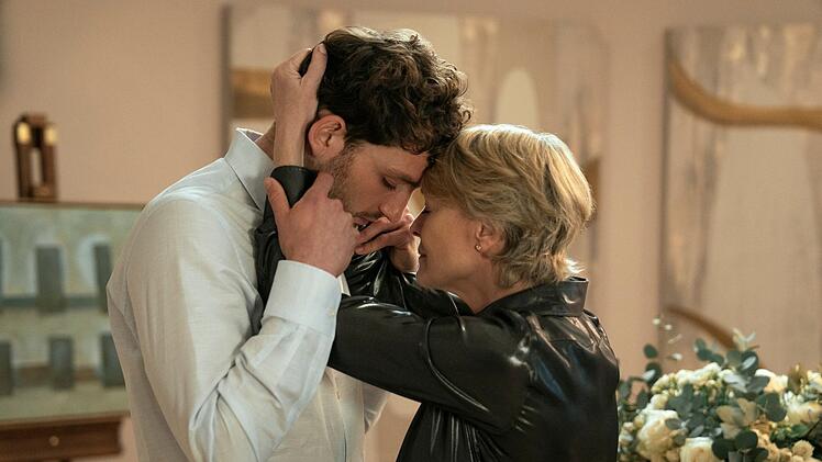 Laura (Robin Wright) hat ein inniges Verhältnis zu ihrem ihr Sohn Daniel (Laurie Davidson).