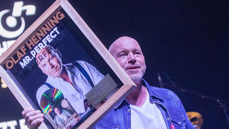 F&uuml;r sein Album "Mr. Perfect" erhielt Olaf Henning eine goldene Schallplatte.