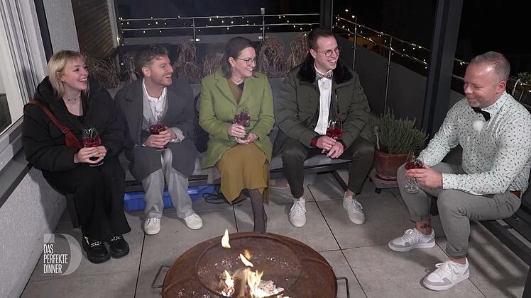 Den letzten Aperitif der Woche genie&szlig;en Franzi, Niclas, Sabrina, Jonas und Stefan an der Feuerschale.