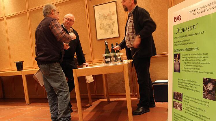 Neu: Drei Schaumweine hat Dr. Schwab den fränkischen Winzern mitgebracht.