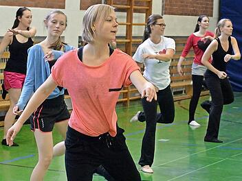 Studentin Juliane (im Vordergrund) ist froh, dass an der Uni Bamberg ein "Modern Dance"-Tanzkurs angeboten wird. Fotos: Ronald Rinklef