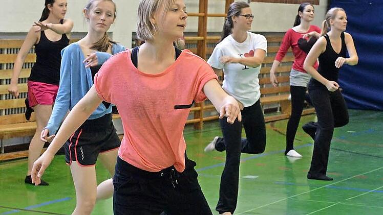 Studentin Juliane (im Vordergrund) ist froh, dass an der Uni Bamberg ein "Modern Dance"-Tanzkurs angeboten wird. Fotos: Ronald Rinklef