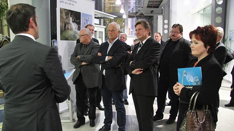 Andrang zur Eröffnung der Ausstellung "Aktion Grundwasserschutz - Trinkwasser für Oberfranken". Zur Eröffnung kamen viele Ehrengäste und ließen sich gerne für das Thema Wasser sensibilisieren.