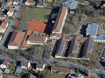 Die Hallstadter Schul-Mensa soll zwischen dem linken und dem mittleren länglichen Bau entstehen, zur Orientierung, das Luftbild zeigt die Mittelschule von der Königshofstraße aus, entstehen.  Foto: Ronald Rinklef
