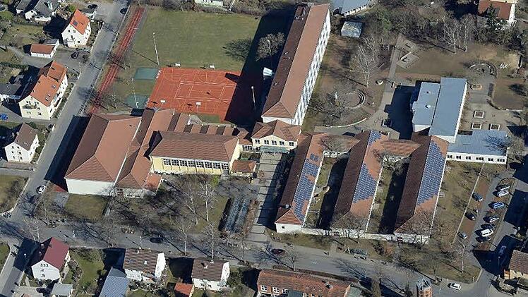 Die Hallstadter Schul-Mensa soll zwischen dem linken und dem mittleren länglichen Bau entstehen, zur Orientierung, das Luftbild zeigt die Mittelschule von der Königshofstraße aus, entstehen.  Foto: Ronald Rinklef
