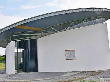 Die Autobahnkirche an der A71 (Fahrtrichtung Schweinfurt) auf dem Parkplatz "Thüringer Tor". Foto: Hanns Friedrich