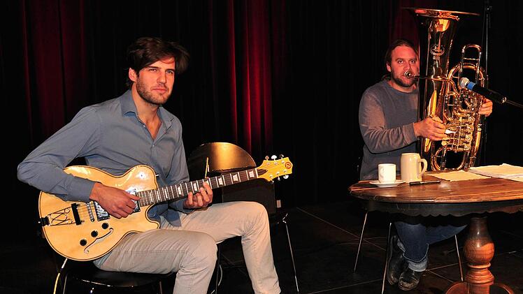 Der mehrfach ausgezeichnete Tubist und Kabarettist Martin Hofmeir (rechts) wird beim Kulturamt Haßfurt am 21. Oktober in der Rathaushalle mit seiner musikalischen Lesung "Kein Aufwand - Teil 2" begeistern. Begleitet wird er von dem brasilianischen Gitarristen Guto Brinholi. Foto: Langer