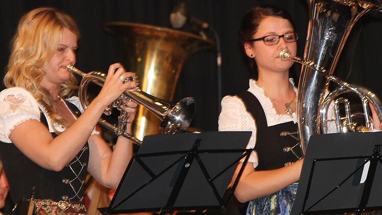 Die Solistinnen Diana Ferenz auf ihrem Flügelhorn (links) und Elisa Zimmermann mit ihrem Tenorhorn.