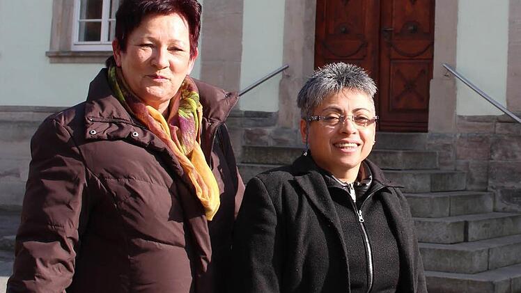 Standesbeamtin Margrita Baaser und Wirtin Edite Maria Kolb-de Souza-Leo