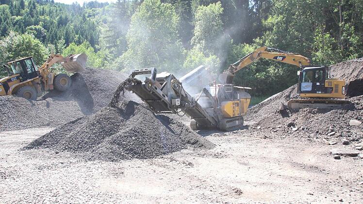 In der Nähe der Felsnase wird das teerhaltige Fräsgut zerkleinert, damit es wieder eingebaut werden kann.  Foto: Friedwald Schedel