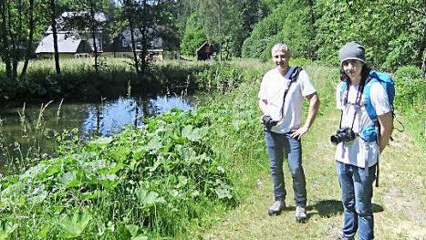 Durch die gr&uuml;ne Natur ging es f&uuml;r Markus (li.) und Tom in Richtung Kr&ouml;gelsm&uuml;hle (im Hintergrund). Foto: privat