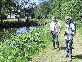 Durch die grüne Natur ging es für Markus (li.) und Tom in Richtung Krögelsmühle (im Hintergrund). Foto: privat