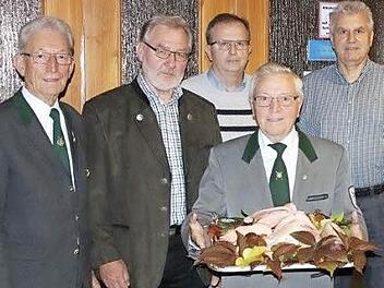 Saukönig in Rothenkirchen. Von links: 1. Schützenmeister Reinhold Wolf, 1. Ritter Georg Backer, Alfred Föhrweiser (Vorjahr-Saukönig), Saukönig Hans Jungkunz und 2. Ritter Wolfgang Bergmann. Foto: eh