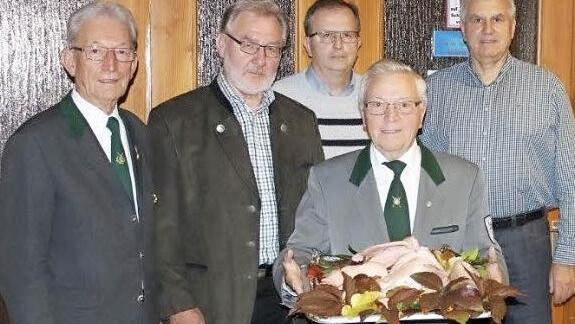 Saukönig in Rothenkirchen. Von links: 1. Schützenmeister Reinhold Wolf, 1. Ritter Georg Backer, Alfred Föhrweiser (Vorjahr-Saukönig), Saukönig Hans Jungkunz und 2. Ritter Wolfgang Bergmann. Foto: eh