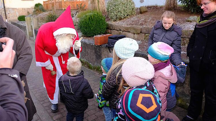 Der Weihnachtsmann hatte einen schönen weißen Vollbart - passend zum Bart-Club. Foto: Gerd Schaar