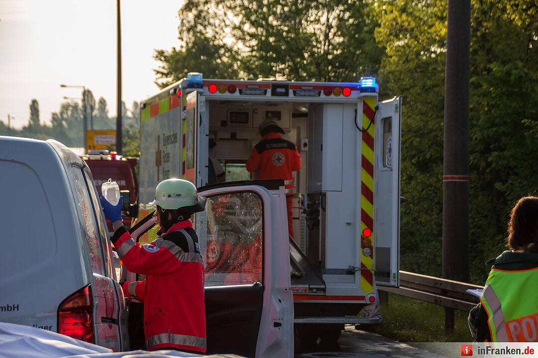 Schwerer Unfall in Fürth: Kleintransporter kracht in Kehrfahrzeug