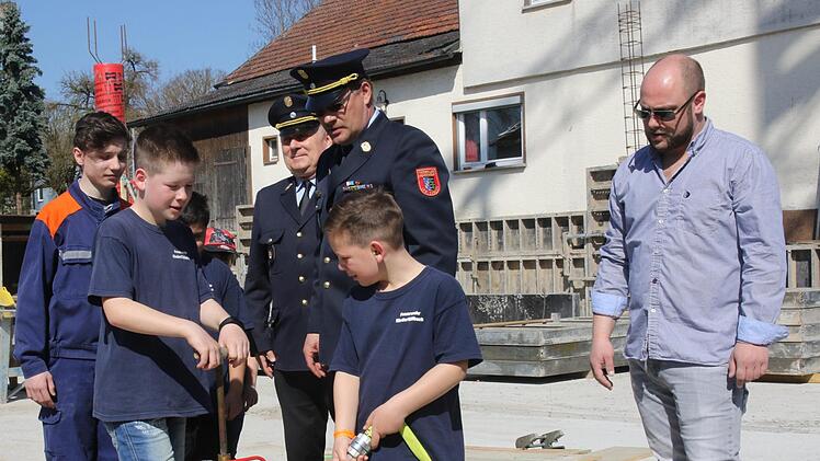 Die Jüngsten der Niederfüllbacher Wehr  mischten unter Aufsicht von KBR Manfred Lorenz, KBI Christian Boßecker und Bauleiter Moritz Eichhorn den Mörtel für den Grundstein an. Michael Stelzner