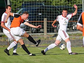 Startet Nico Fröba (orangenes Trikot) auch in der Bezirksliga durch? 34 Tore erzielte er in der vergangenen Kreisliga-Saison. Im Jahr zuvor traf er für den ASV Kleintettau sechsmal in zwölf Spielen in der Bezirksliga-Saison 2016/17.  Foto: Heinrich Weiß