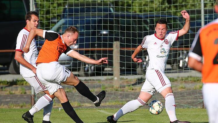 Startet Nico Fröba (orangenes Trikot) auch in der Bezirksliga durch? 34 Tore erzielte er in der vergangenen Kreisliga-Saison. Im Jahr zuvor traf er für den ASV Kleintettau sechsmal in zwölf Spielen in der Bezirksliga-Saison 2016/17.  Foto: Heinrich Weiß