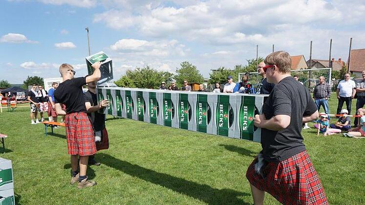Bierkastenstapeln quer bei den Highlandgames in Langenleiten. Foto: Marion Eckert