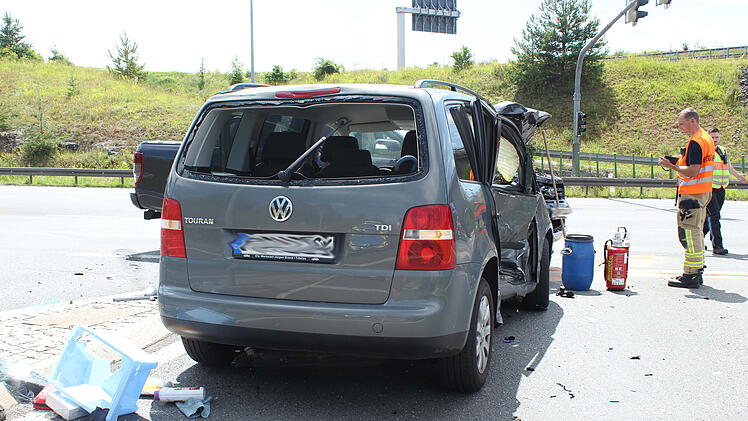 Fahrzeuge kollidieren nach Rotlichtverstoß an Autobahnauffahrt