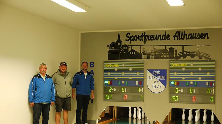 Bei den Sportfreunden Althausen wird zwar kein Fußball mehr gespielt, dafür aber gekegelt. Im Bild:  Vorsitzender Bruno Herf, Schriftführer Daniel Fries und Abteilungsleiter Daniel Brust (von links). Foto: Rebecca Vogt