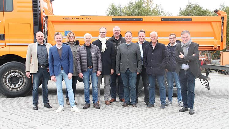 Die Ausbildungsmesse mit neuen  Ideen, wie einem Tag der Ausbildung, zu verbinden - dieser Gedanke kam bei  den Vertretern aus Schule, Wirtschaft und Kommunalpolitik, die sich auf dem  Gelände der Firma ASK Rohrleitungsbau zusammengefunden hatten, gut an.