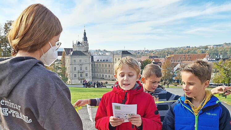 Mit einem Ma&szlig;band und interessanten Geschichten machten sich die Sch&uuml;ler auf die Tour durch Coburg.