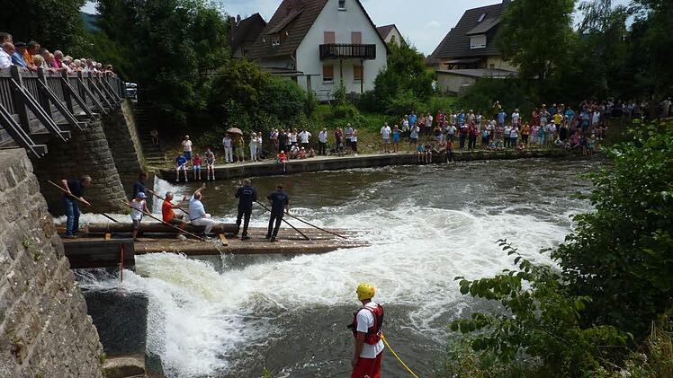 Die Floßdurchfahrt am Angerwehr ist immer wieder ein Höhepunkt und natürlich auch eine große Herausforderung für die Floßführer bei der Unterrodacher Flößerkirchweih. Foto: Gerd Fleischmann