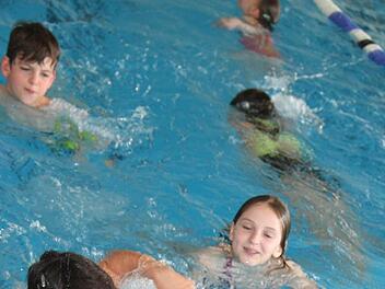 Beim Schwimmfest der Grundschulen gaben die Kinder ihr Bestes. Foto: Sonja Adam
