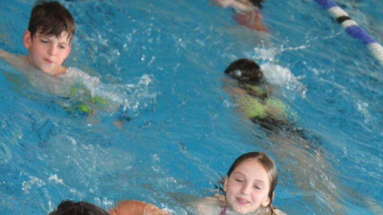Beim Schwimmfest der Grundschulen gaben die Kinder ihr Bestes. Foto: Sonja Adam