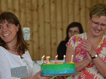 Vorsitzende Sandra Frischke und Gisela Hoff freuen sich über das zehnjährige Bestehen der Montessori-Schule Rhön-Saale. Fotos: Montessori-Schule