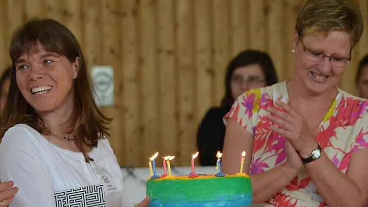 Vorsitzende Sandra Frischke und Gisela Hoff freuen sich über das zehnjährige Bestehen der Montessori-Schule Rhön-Saale. Fotos: Montessori-Schule