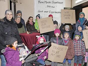 Eltern und Kinder aus Drügendorf protstierte mit Plakaten gegen die Stromtrasse P44mod. Foto: Mathias Erlwein