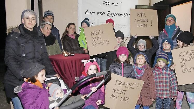 Eltern und Kinder aus Drügendorf protstierte mit Plakaten gegen die Stromtrasse P44mod. Foto: Mathias Erlwein
