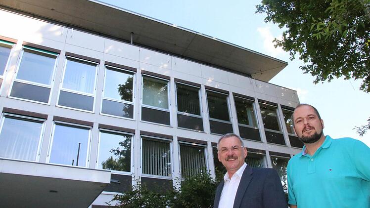 Wolfgang Reith von der Bauverwaltung und Christian Gessner vom Gebäudemanagement planen die energetische Sanierung des Landratsamt-Hauptgebäudes. Foto: Ralf Ruppert