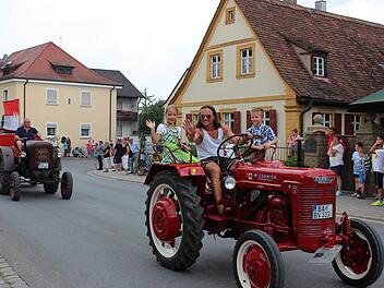 Auch die Kinder hatten ihren Spaß auf dem Korso der meist hochglanzpolierten Bulldogs durch Frensdorf. Fotos: Evi Seeger