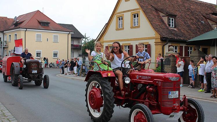 Auch die Kinder hatten ihren Spaß auf dem Korso der meist hochglanzpolierten Bulldogs durch Frensdorf. Fotos: Evi Seeger