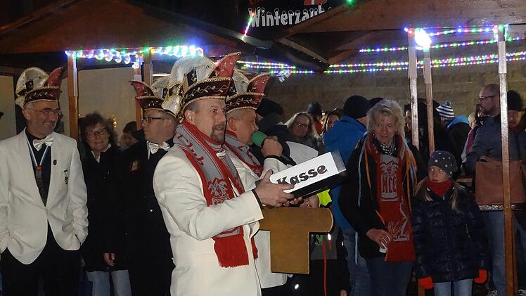 Auf dem Dorfplatz warten die n&auml;rrischen G&auml;ste, um die Kasse zu leeren. Leider war in der Haarder Kasse wenig drin! Foto: Pierre Strecker